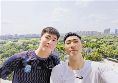 杨华梅道：我嫌身边多了个人，翻身啥的都不自在。